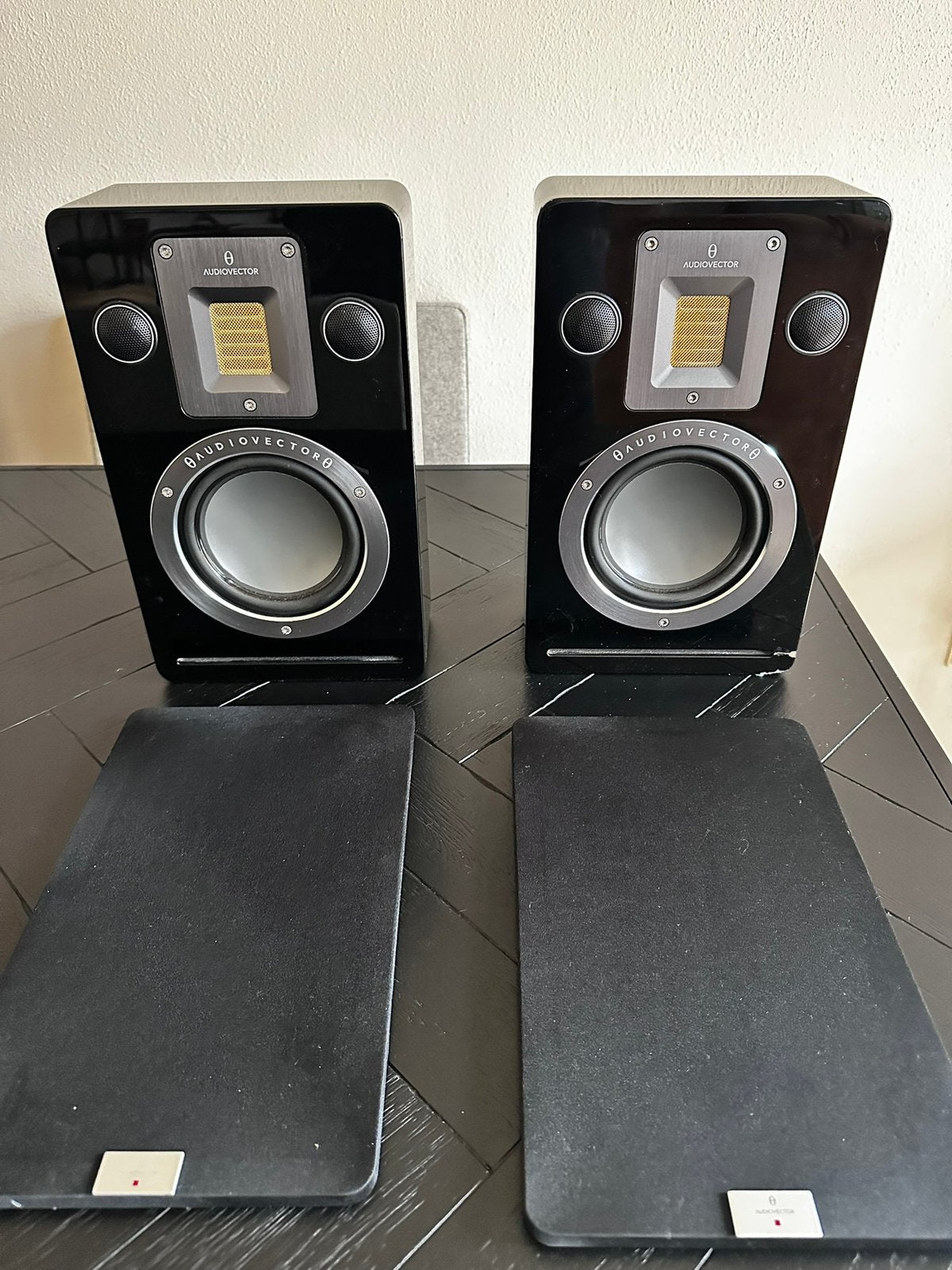Audiovector QR wall black (lichte beschadiging), Ophalen of Verzenden, 120 watt of meer, Front, Rear of Stereo speakers, Overige merken