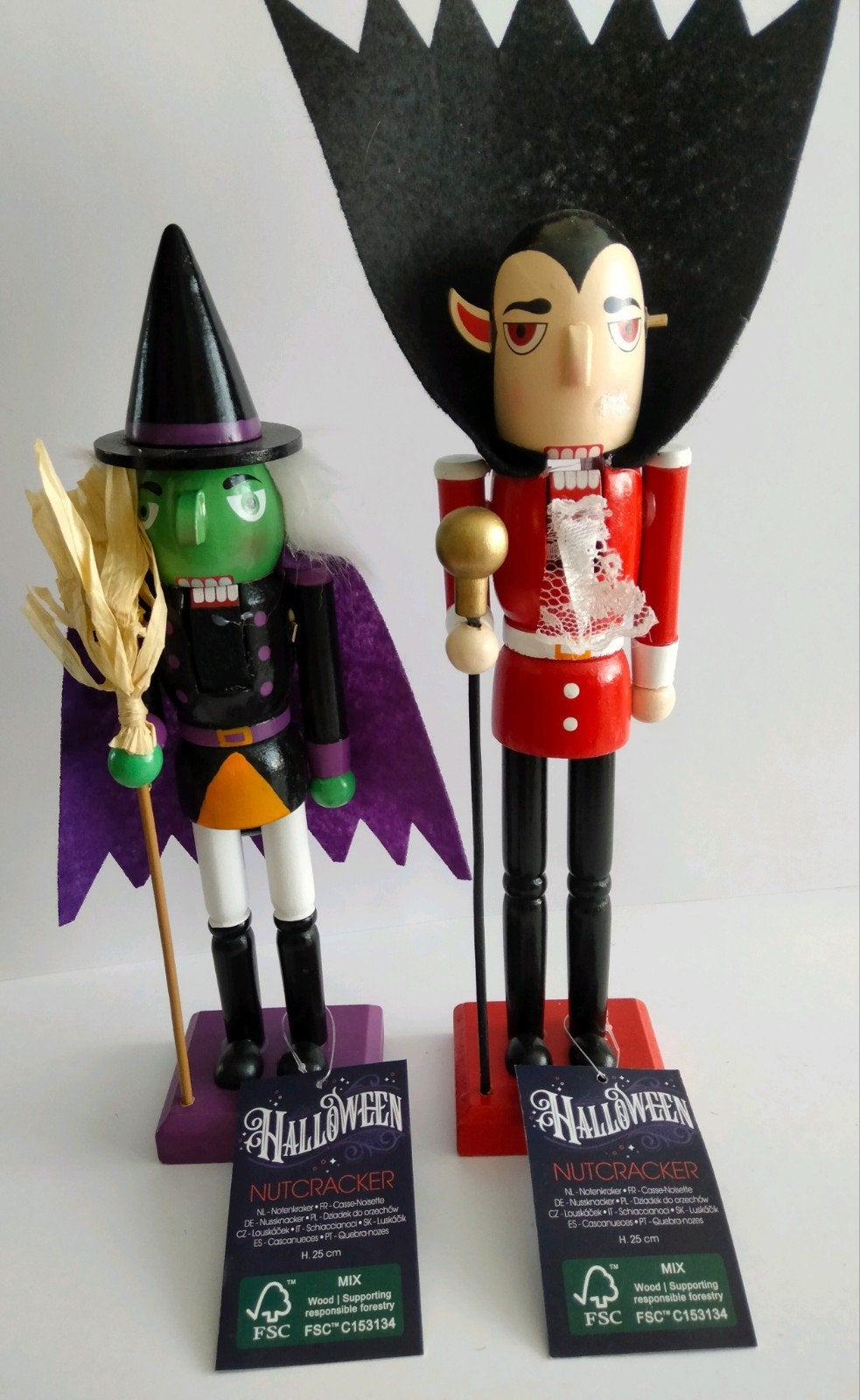 Halloween Notenkrakers - Heks en Dracula In 1 koop €10,-, Verzamelen, Ophalen of Verzenden, Nieuw, Fantasy