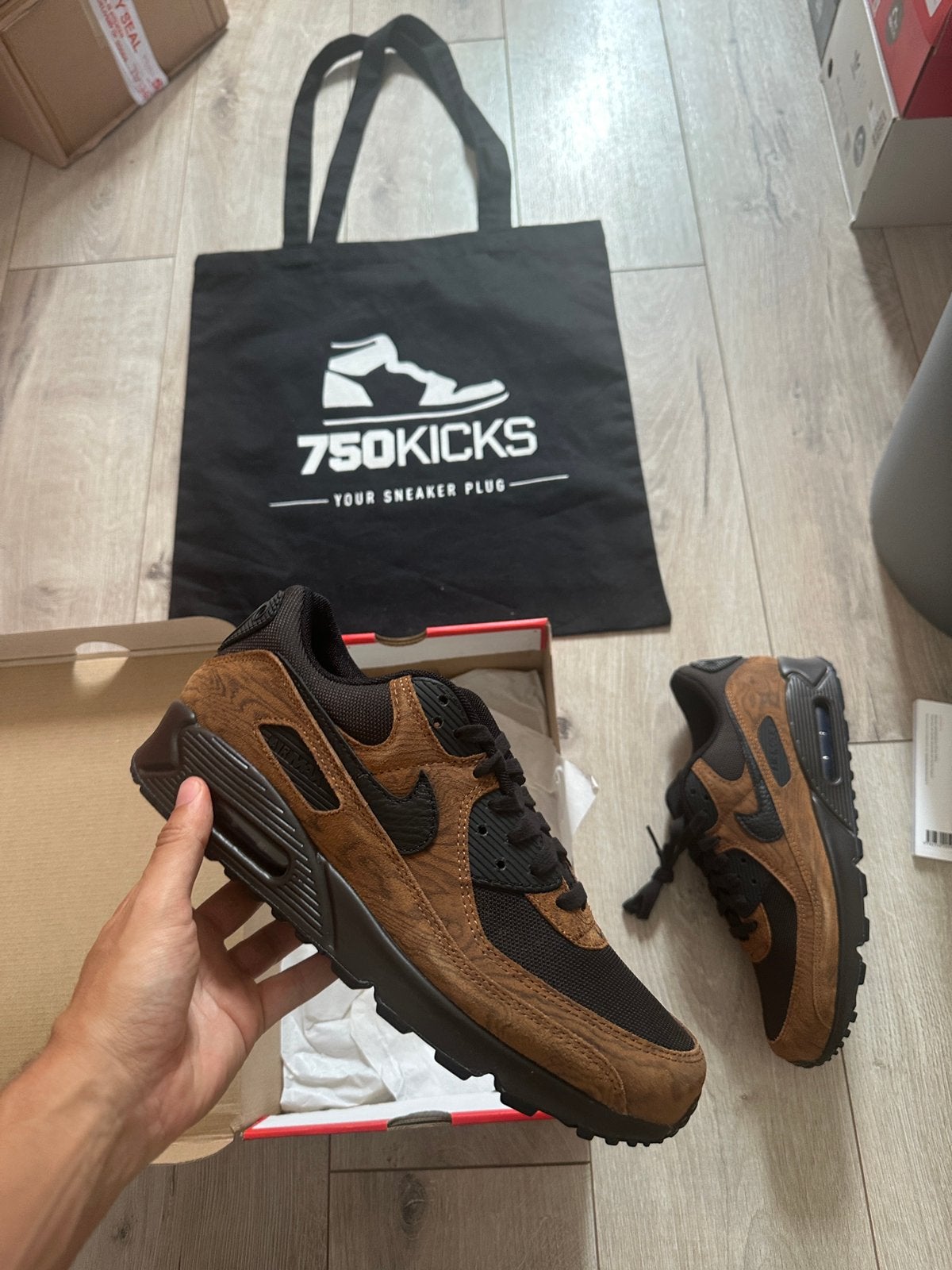Nike Air Max 90 Premium Light British Tan Velvet Brown EU45, Kleding | Heren, Bruin, Nieuw, Ophalen of Verzenden, Sneakers of Gympen