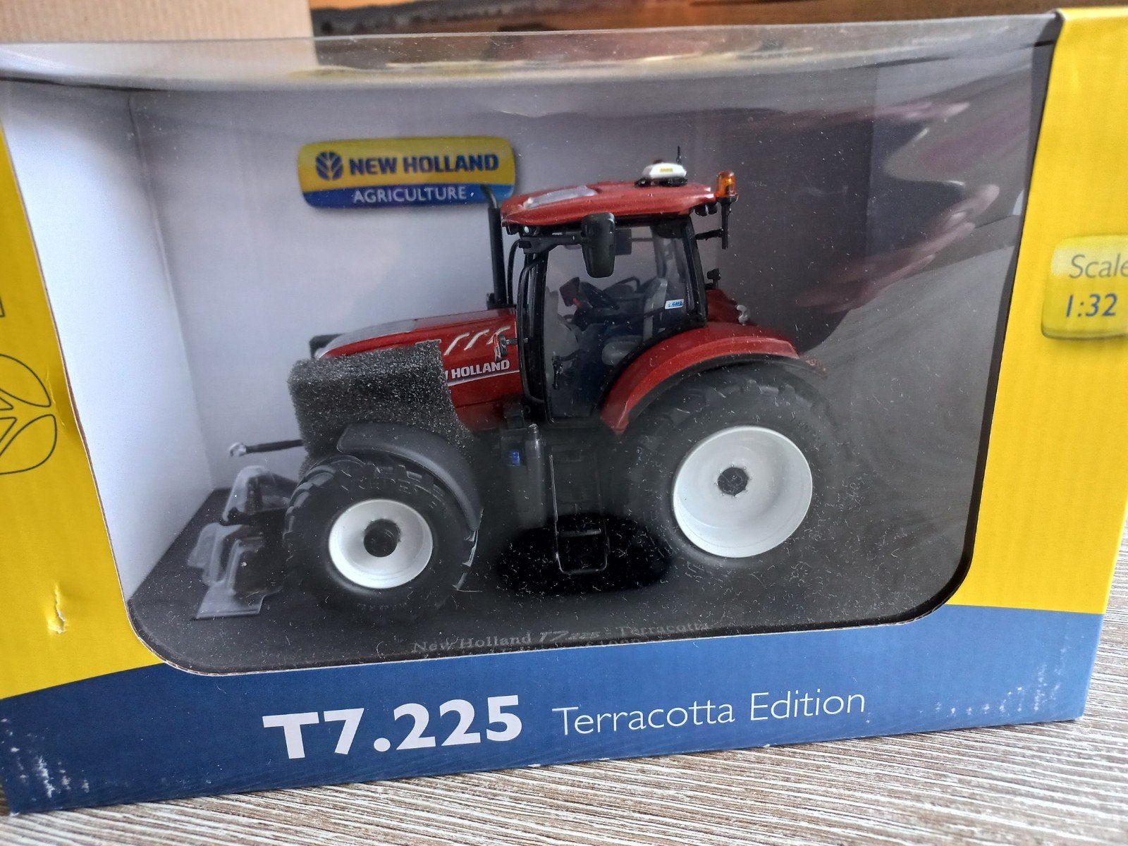 New Holland T7.225 Terracotta Limited Edition UH, Ophalen of Verzenden, Nieuw, Tractor of Landbouw, Universal Hobbies