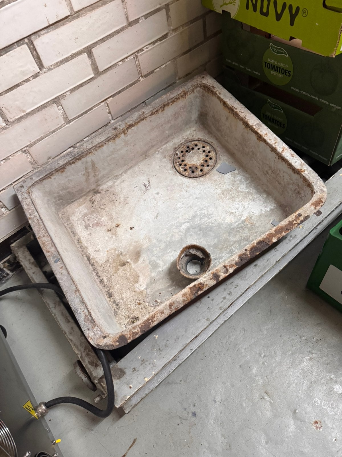 Antieke/brocante wasbak met twee steunen, Ophalen
