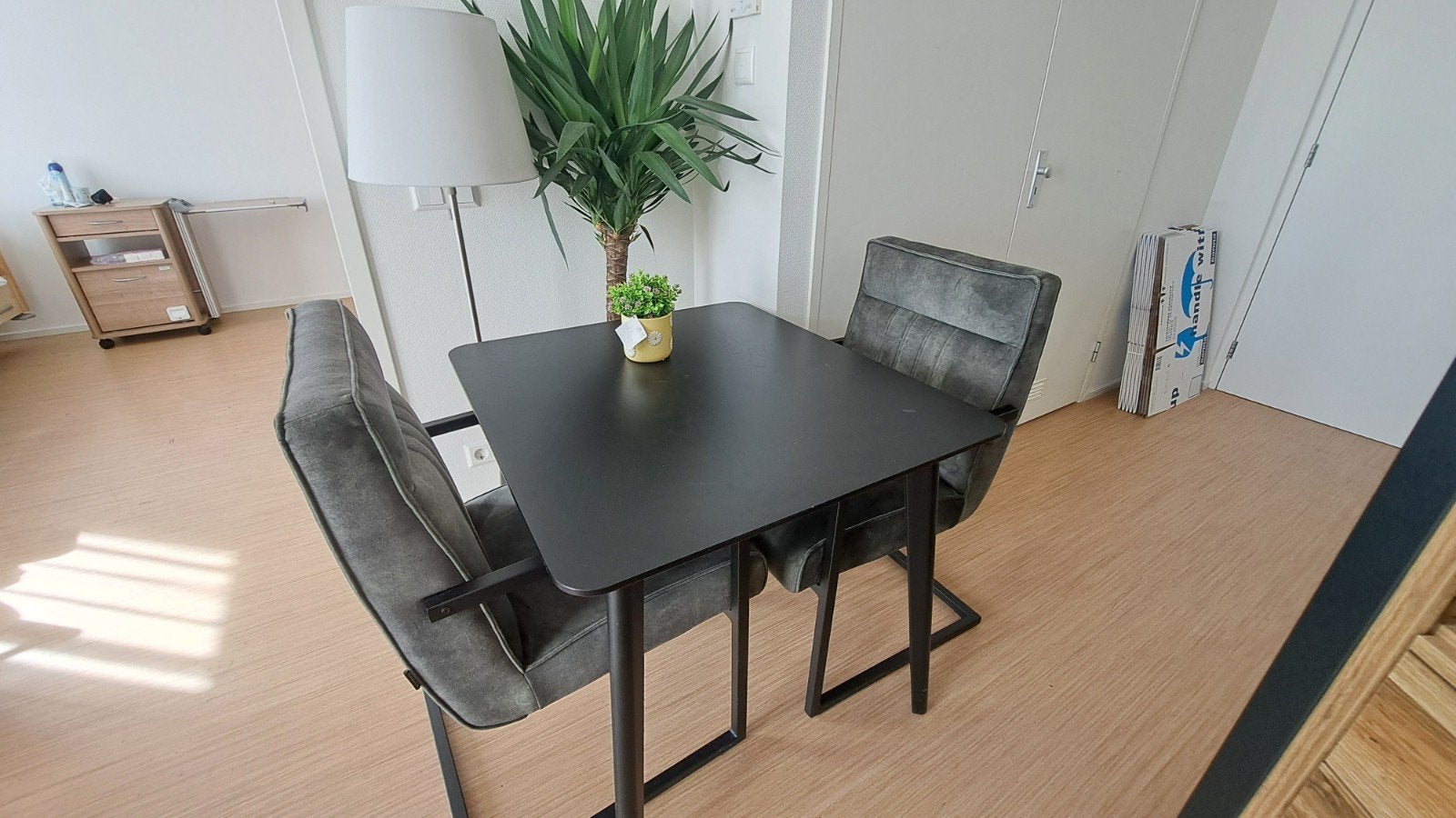 tafel ikea lisabo en 2 groene stoelen, Huis en Inrichting, Ophalen, Overige materialen, 50 tot 100 cm, Tot twee personen