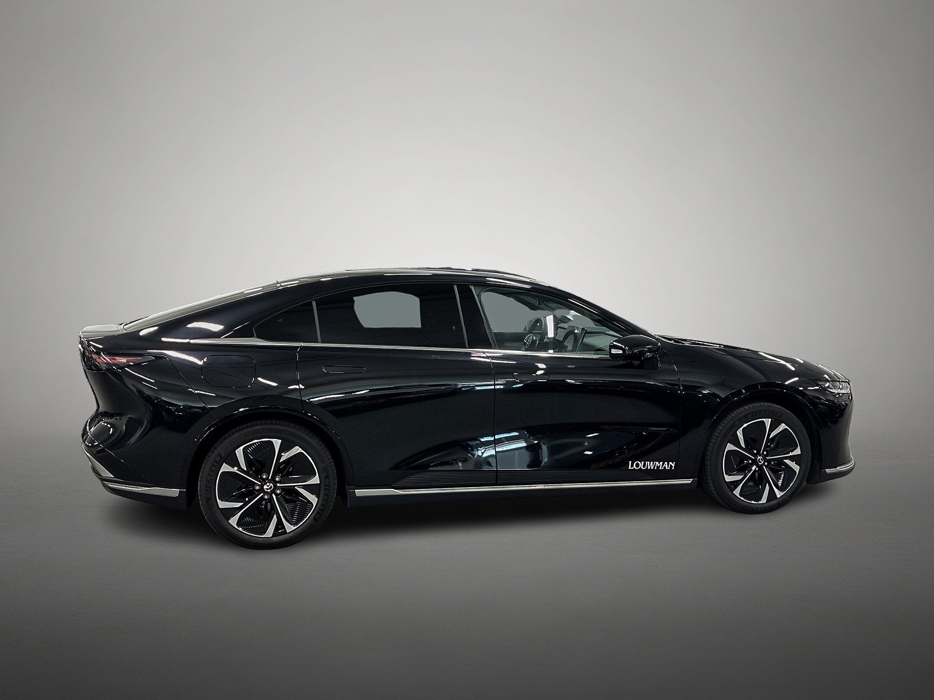 Mazda 6e Takumi 68.8 kWh Demo voordeel WLTP 479 km van 10% t, Auto's, Automaat, 12 maanden, Zwart, 375 min