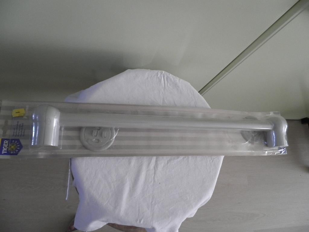 Handdoekenrek Tiger plastic, Huis en Inrichting, Ophalen of Verzenden, Nieuw, Grijs, Handdoek