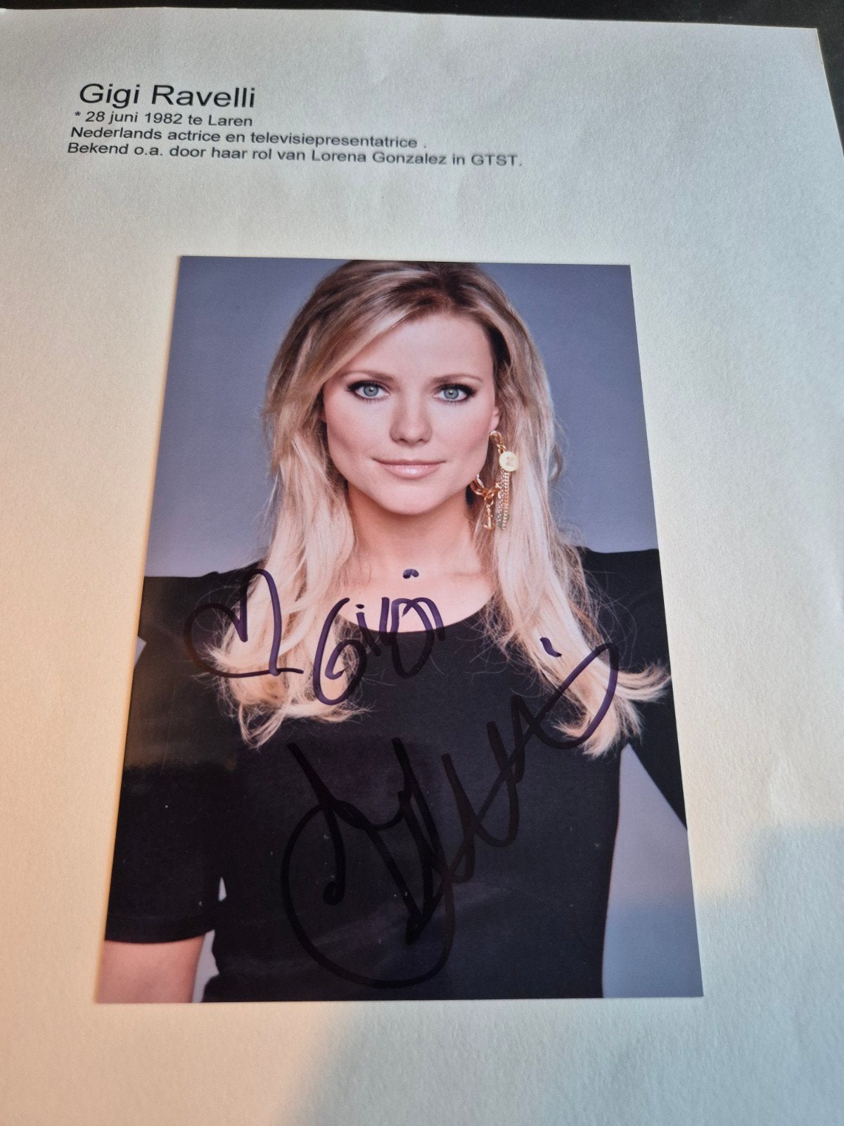 Gesigneerde foto van Gigi Ravelli - GTST actrice, Verzamelen, Ophalen of Verzenden, Zo goed als nieuw, Foto of Kaart, Gesigneerd