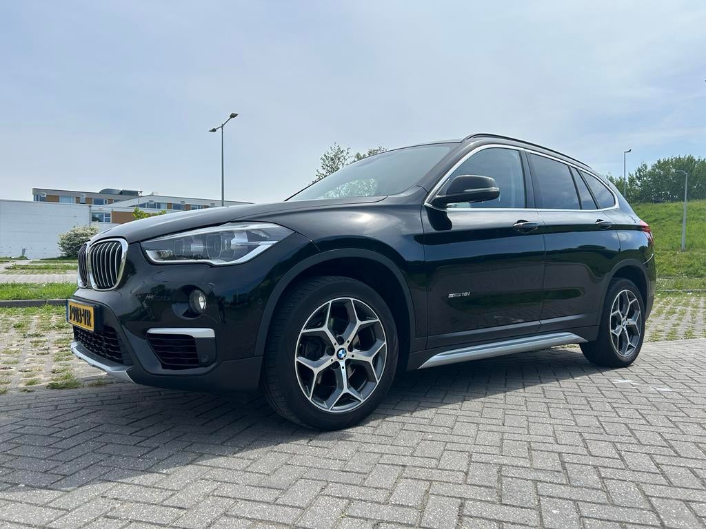 BMW X1 Sdrive18i 140pk 2017 Zwart, Auto's, BMW, Zwart, Leder en Stof, Handgeschakeld, 19 km/l