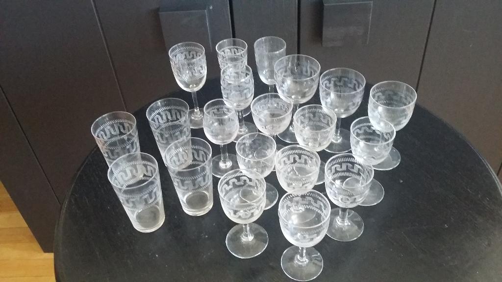 Antieke glazen met Grieks patroon, Ophalen
