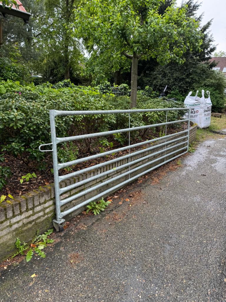 Verzinkt weidehek 400x110 cm met bevestiging en bokwiel, Tuin en Terras, Tuinhekken en Hekwerk, Ophalen of Verzenden, Zo goed als nieuw