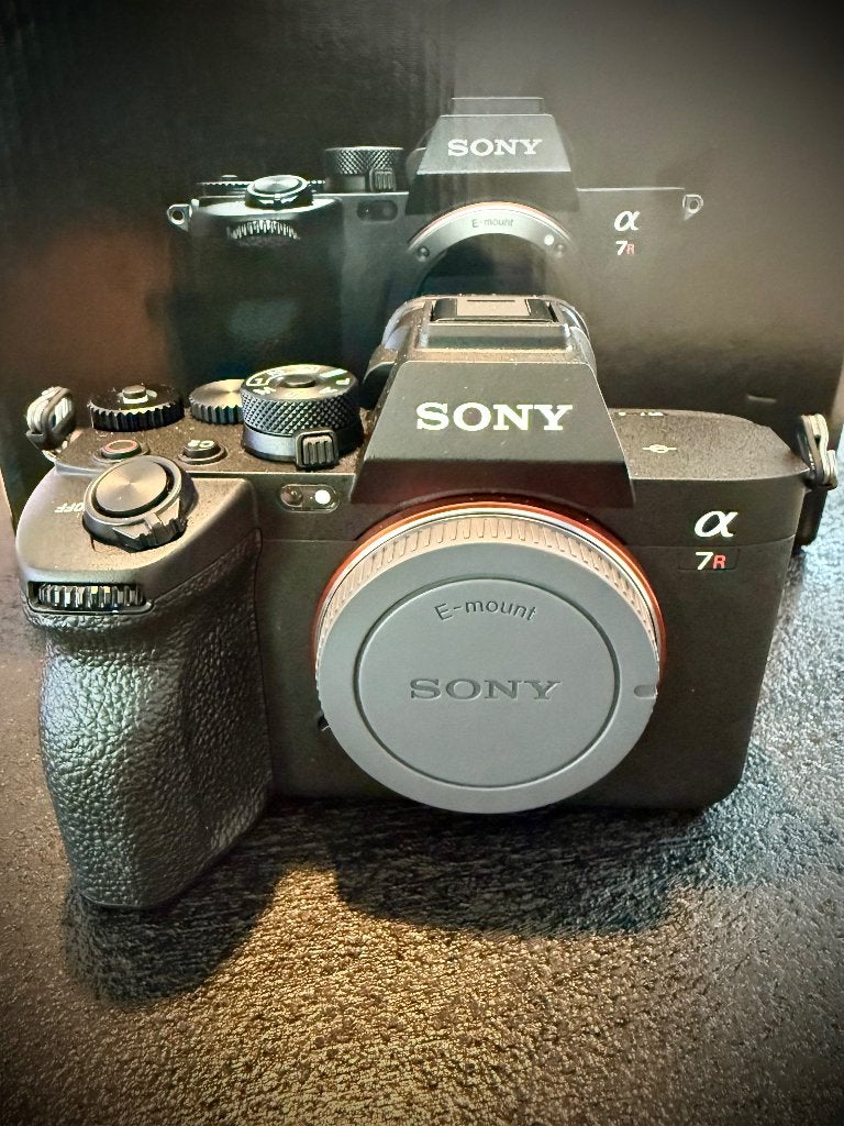 Sony A7R V te koop in nieuwstaat (aankoopdatum maart 2026), Audio, Tv en Foto, Fotocamera's Digitaal, Ophalen, Lensdop, Sony, Beeldstabilisatie