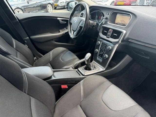 Volvo V40 1.6 D2 Momentum Airco/ECC,Navigatie,Camera, Voorwielaandrijving, Euro 5, Gebruikt, Zwart