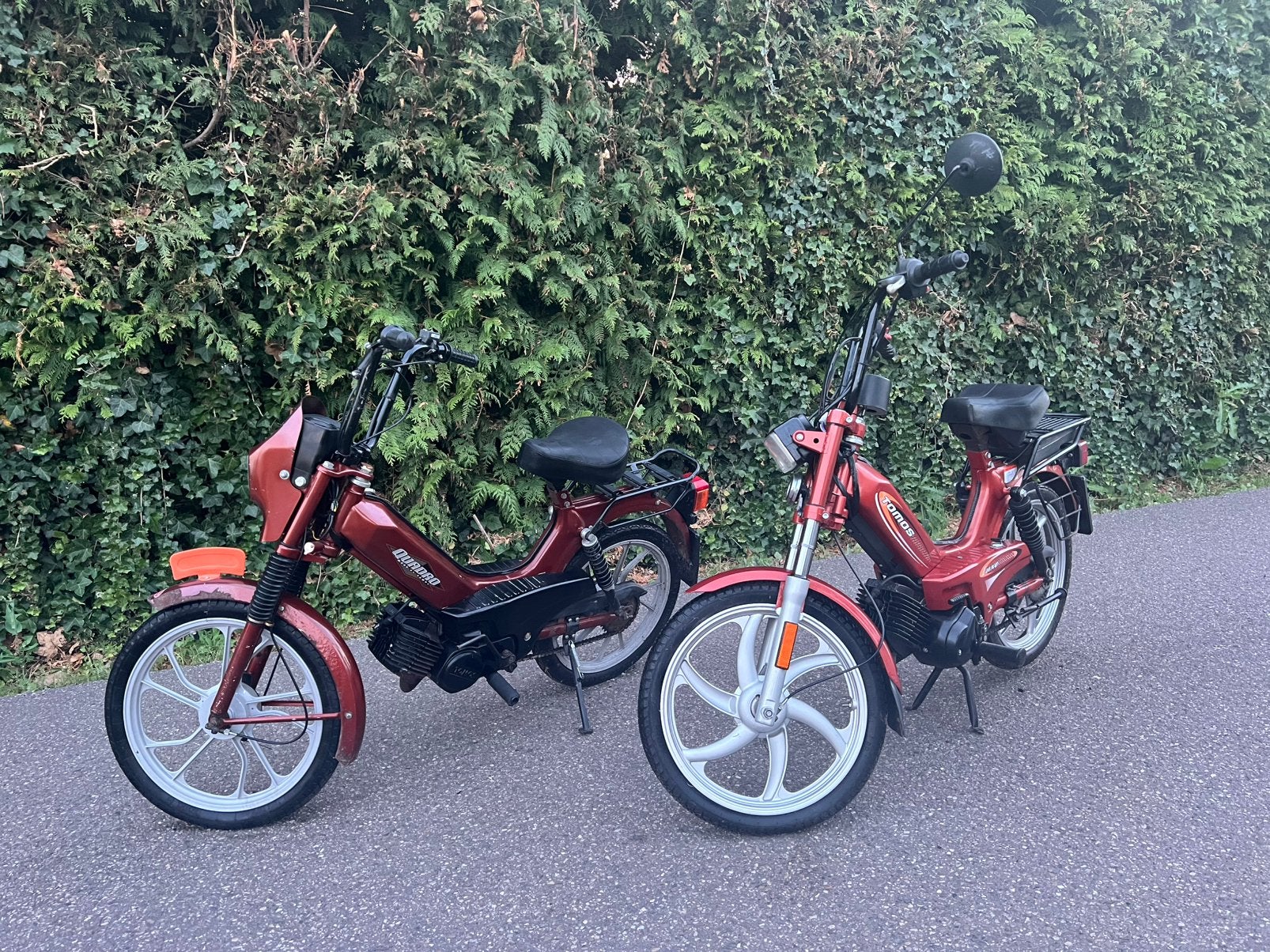 Set van 2x Tomos (Luxe 2012 + Quadro 2005) snor Compleet, Fietsen en Brommers, Brommers | Tomos, Ophalen, Zo goed als nieuw, Overige modellen