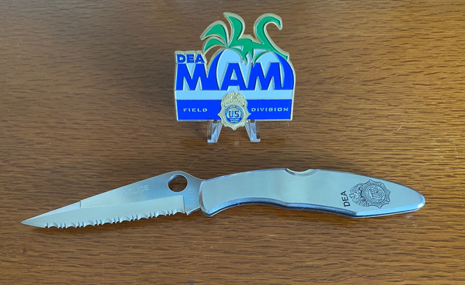 Zakmes Spyderco DEA Police met coin DEA Miami, Ophalen of Verzenden, Overige soorten, Amerika, Mes of Dolk