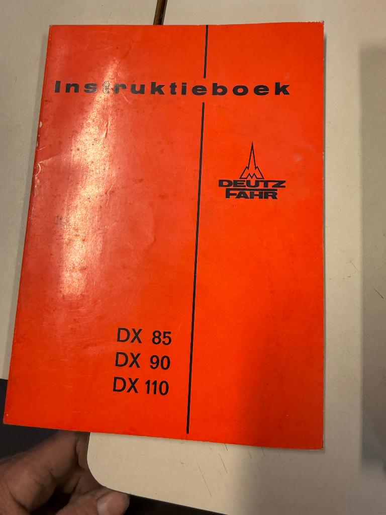 Instructeur boekje deutz dx 85/90/110, Ophalen of Verzenden, Gelezen, Catalogus