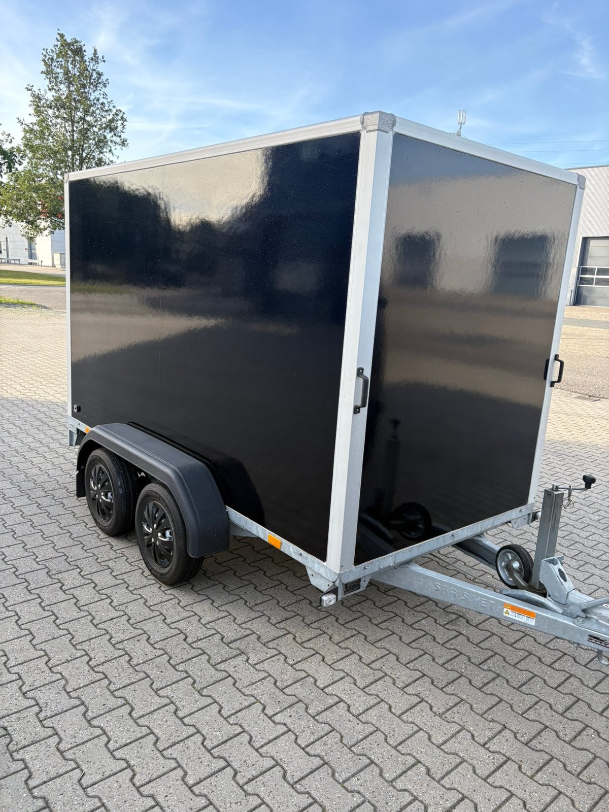 Saris aanhanger met zwarte wrap folie, Ophalen, Gebruikt