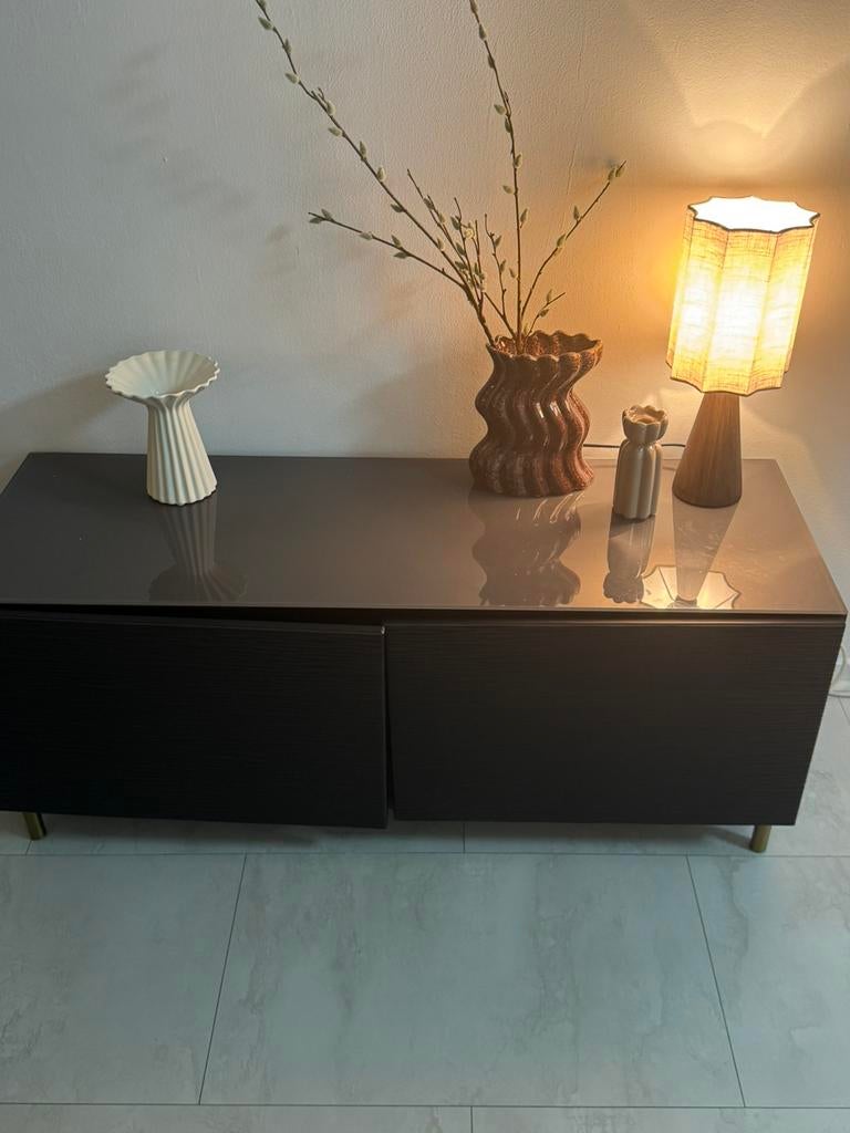 Tv kast  zwart met donkere glas erboven en met gouden potjes, Ophalen, 100 tot 150 cm, Minder dan 50 cm, Rechthoekig