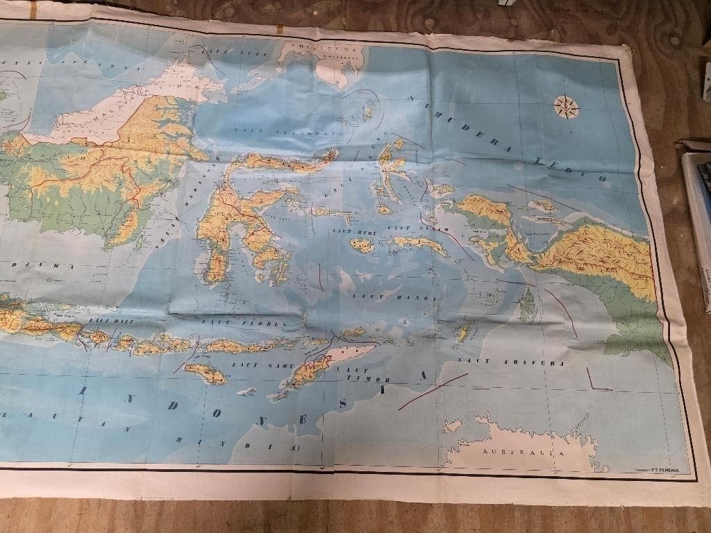 OUDE LINNEN LANDKAART INDONESIA  AFMETING   228X116 CM, Boeken, Atlassen en Landkaarten, Landkaart, 1800 tot 2000, Nederland, Ophalen