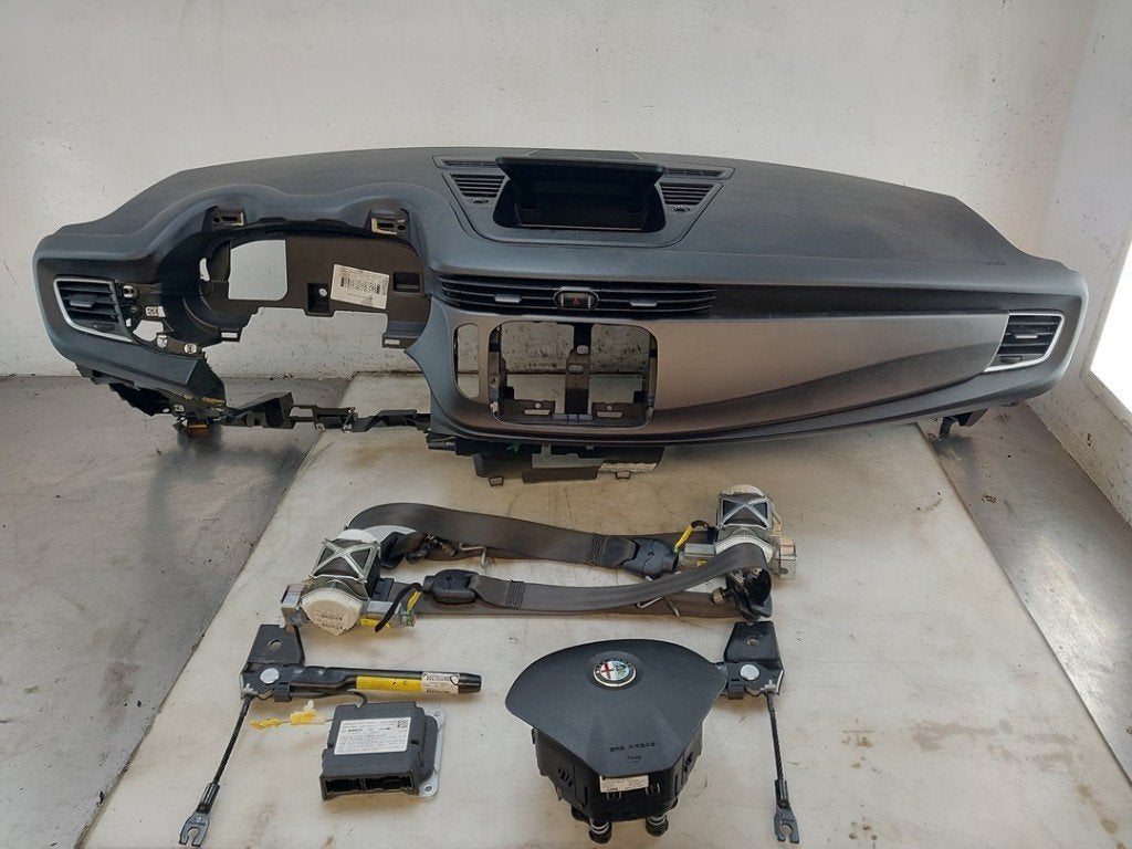 Airbag Set + Dashboard Alfa Romeo Giulietta (940) 156106834, Auto-onderdelen, Stellantis Europe S.p.A, Gebruikt, IPC D1-09 Bahnhofsplatz, Rüsselsheim am Main 65423, , Duitsland