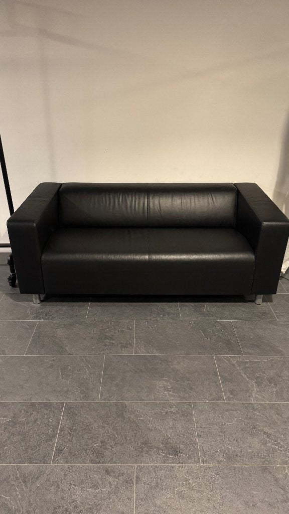 Zwarte leren tweezitsbank - IKEA Klippan Z.G.A.N, Huis en Inrichting, Ophalen, 150 tot 200 cm, Tweepersoons, Zo goed als nieuw