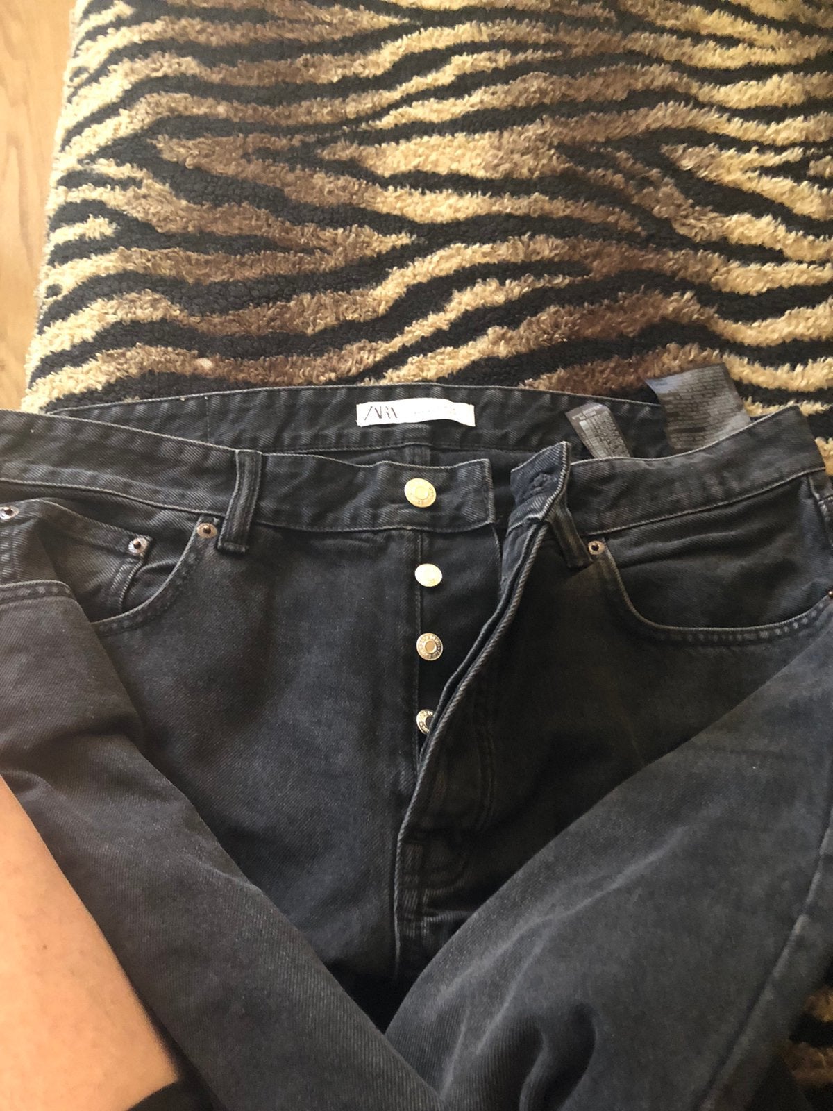 Zwarte spijkerbroek met knopen, Kleding | Heren, Ophalen of Verzenden, Zo goed als nieuw, Zwart, Overige jeansmaten
