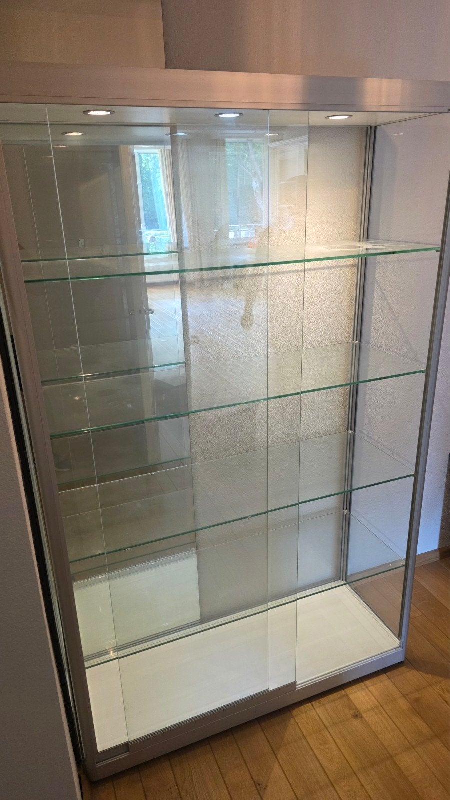 Luxe Siletsy aluminium vitrinekast met glas en verlichting, Ophalen, 100 tot 150 cm, 200 cm of meer, 25 tot 50 cm