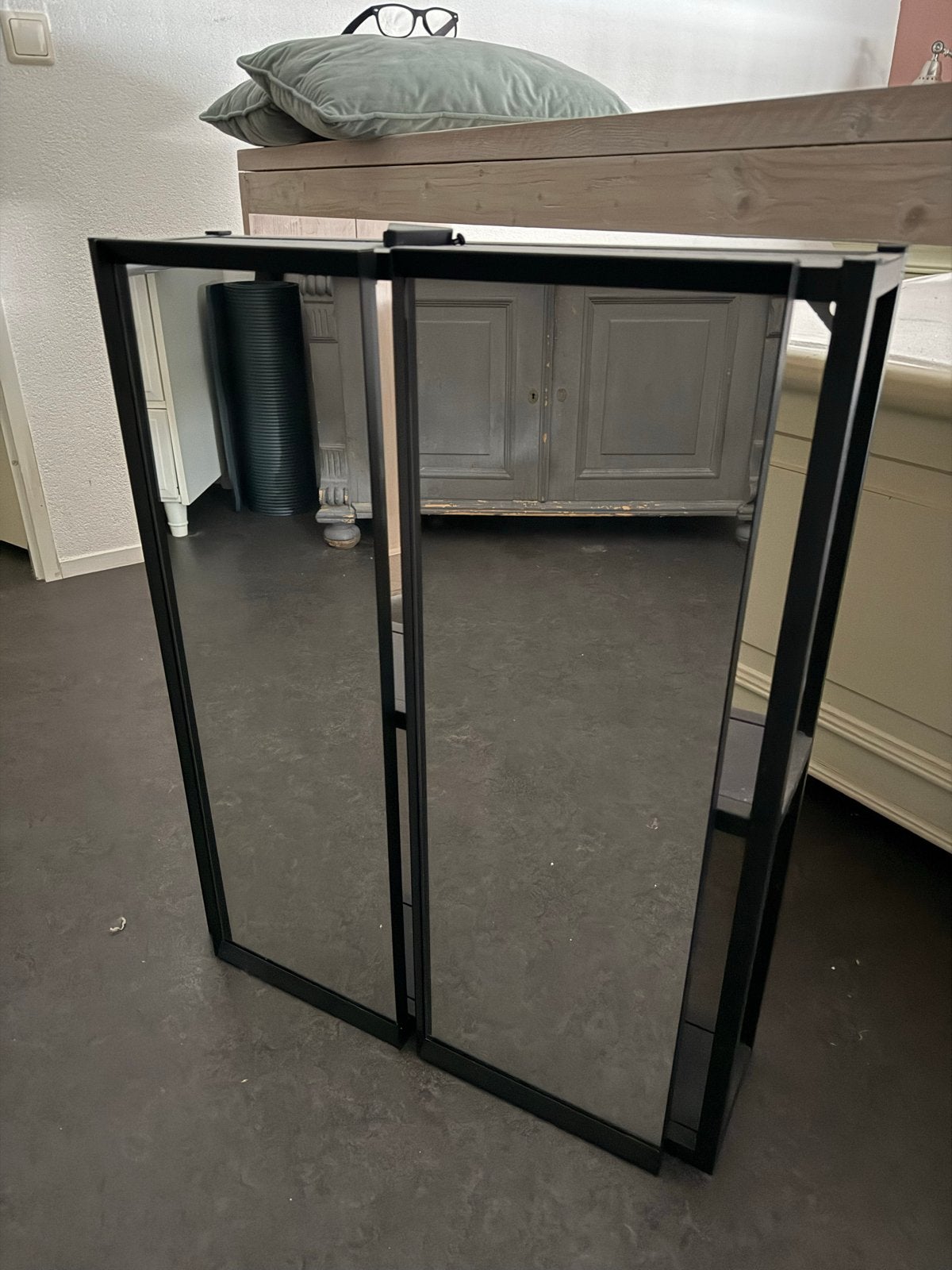 Zwarte spiegel met metalen frame Ikea, Huis en Inrichting, Badkamer | Badkamermeubels, Ophalen, Gebruikt, 100 tot 150 cm, Overige typen