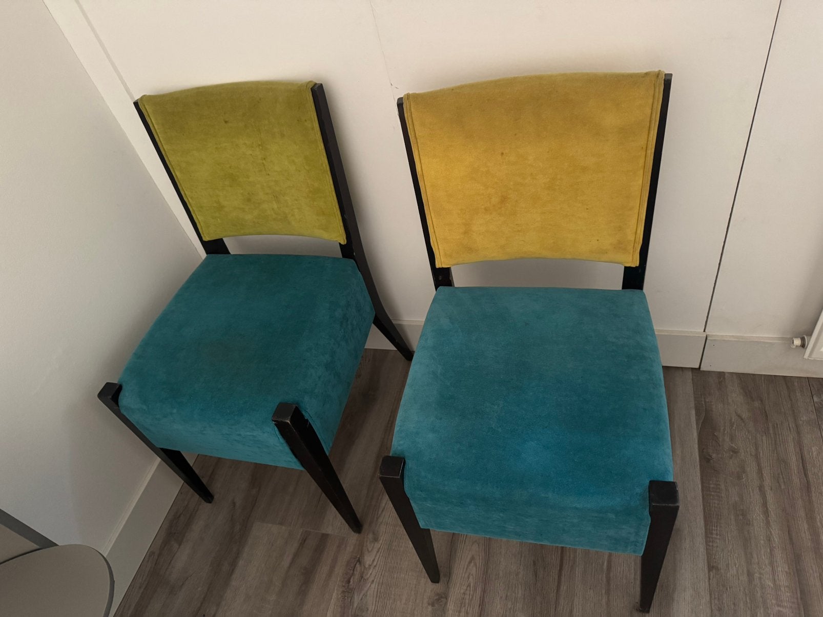 2 leuk gekleurde stoeltjes, Ophalen