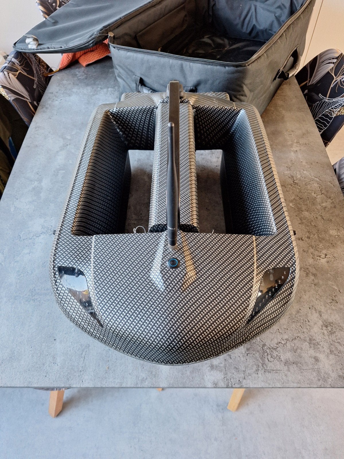Carplounge RT4 V4 voerboot compleet met accessoires, Verzamelen, Overige Verzamelen, Gebruikt, Ophalen