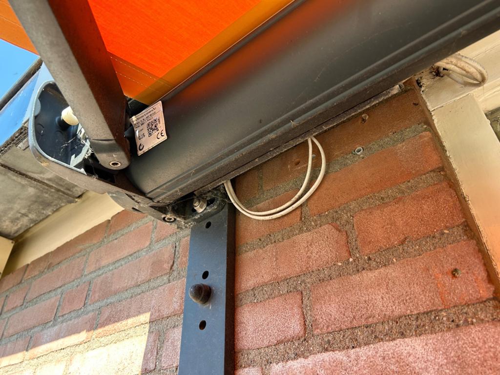 Zonnescherm antraciet kast en oranje doek, Ophalen, 450 cm of meer, Elektrisch, Zo goed als nieuw