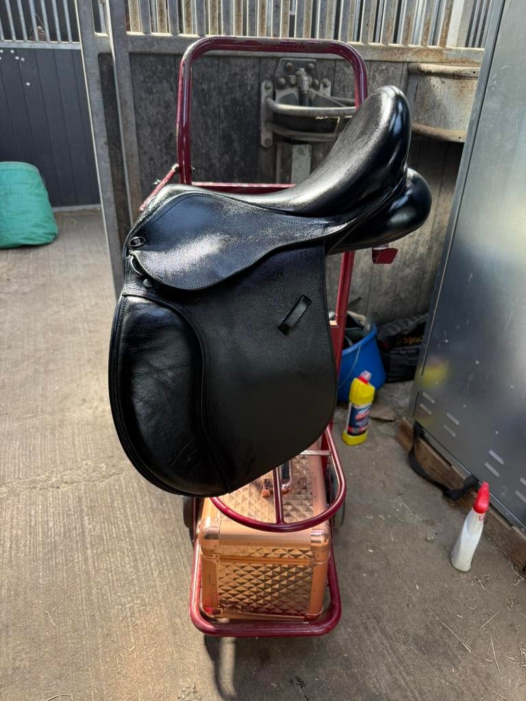 Waldhausen veelzijdigheidszadel 16 inch, Dieren en Toebehoren, Paarden en Pony's | Zadels, Ophalen of Verzenden, Zo goed als nieuw