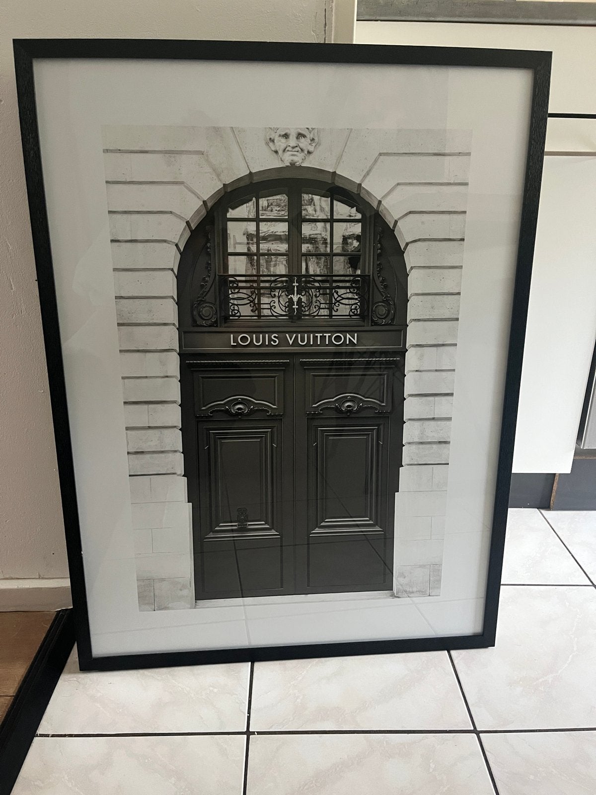 Louis Vuitton deur poster in houten lijst met glas 63x83, Gebruikt, Ophalen of Verzenden, Foto of Poster, 75 – 100