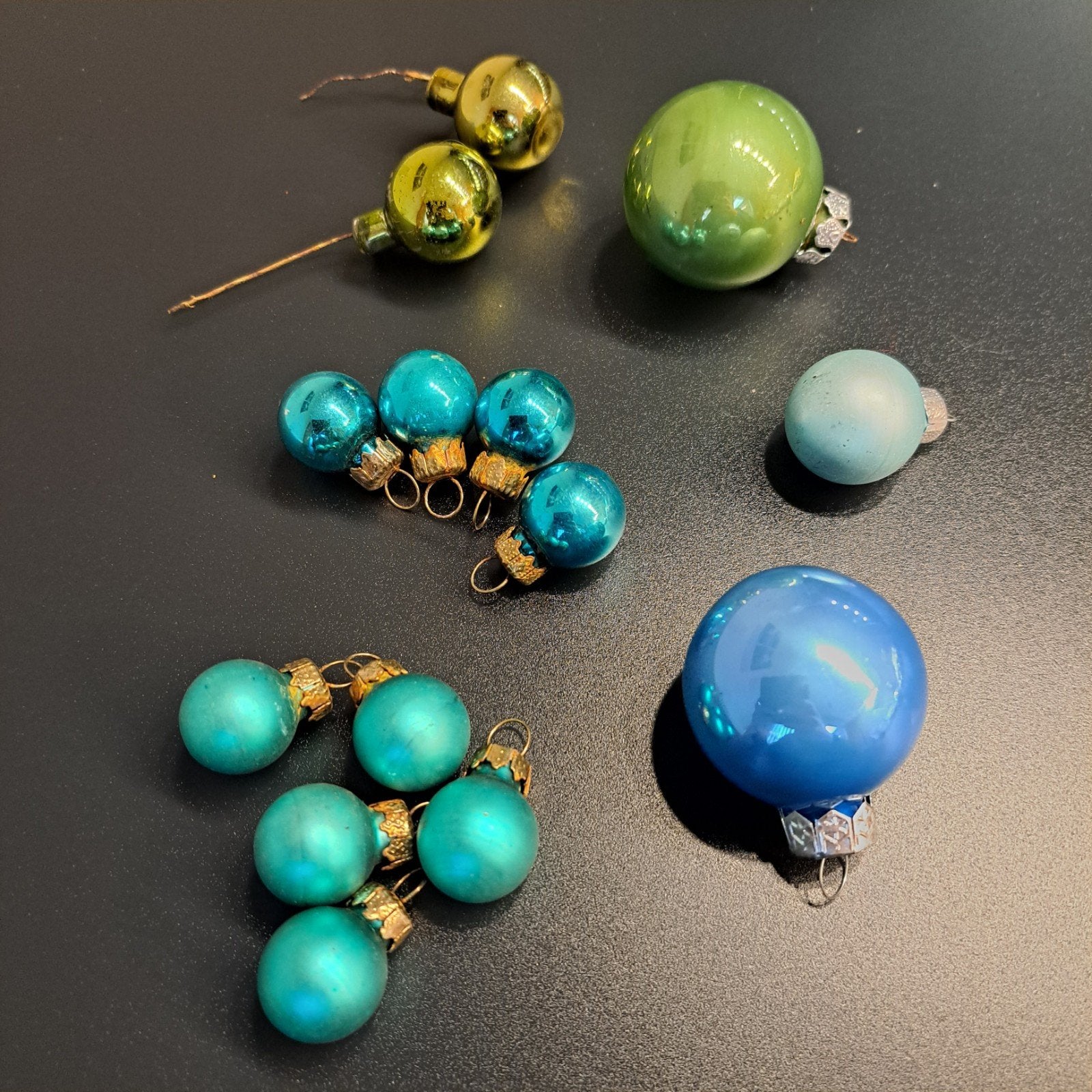 Kerstballen blauw, groen glanzend en mat., Diversen, Kerst, Ophalen of Verzenden, Zo goed als nieuw