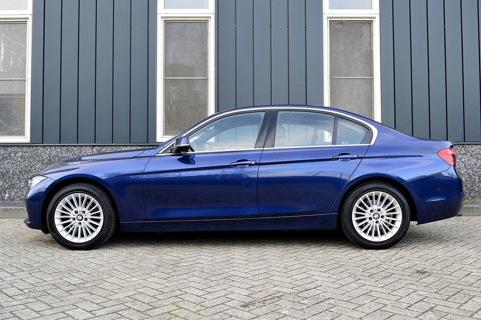 BMW 3 Serie 318i Luxury Edition Rijklaarprijs-Garantie Navig, Auto's, Automaat, Gebruikt, Blauw, 19 km/l