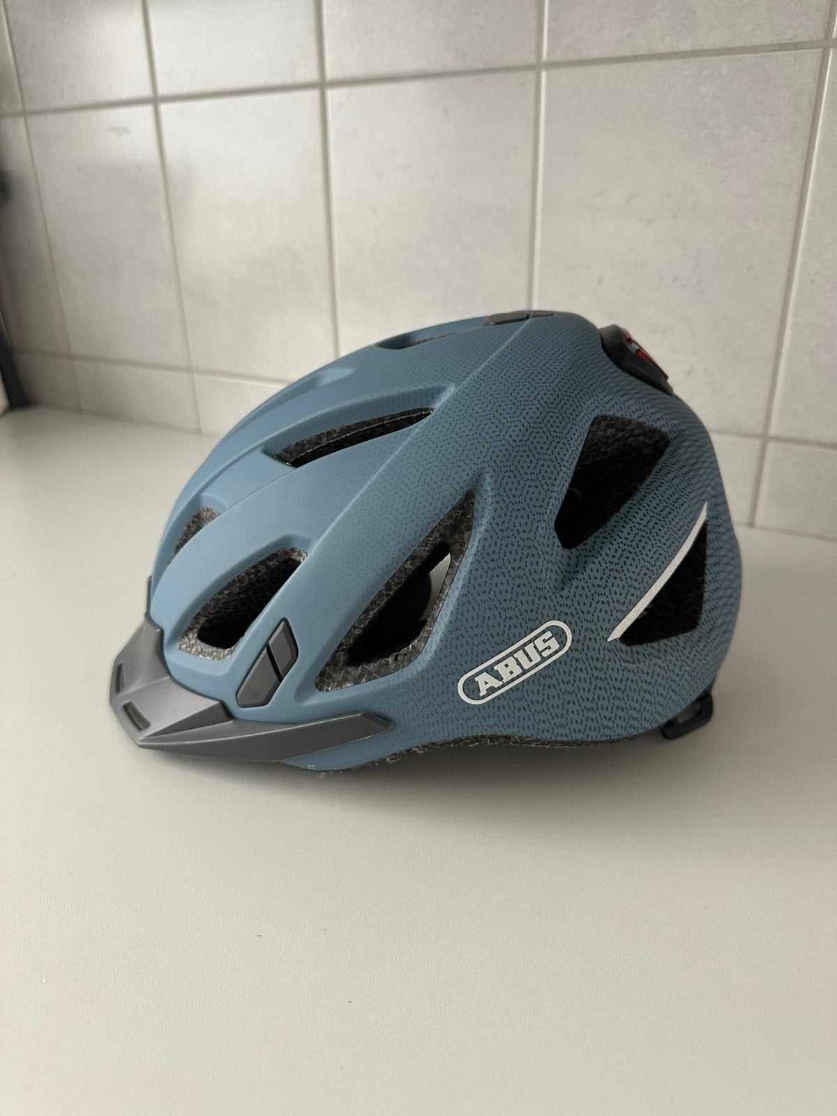 Fietshelm blauw Abus, Fietsen en Brommers, Fietsaccessoires | Fietshelmen, Ophalen, Zo goed als nieuw, Heer of Dame