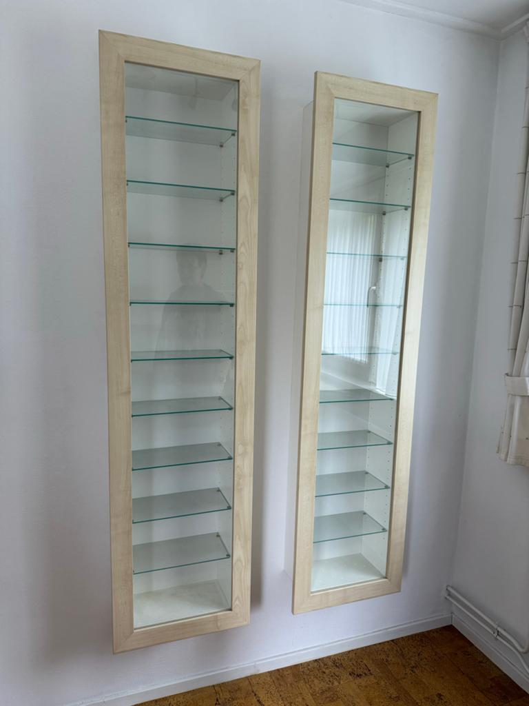 2x Vitrinekast met glazen planken - wandmontage, Huis en Inrichting, Kasten | Vitrinekasten, Ophalen, Minder dan 50 cm, Gebruikt