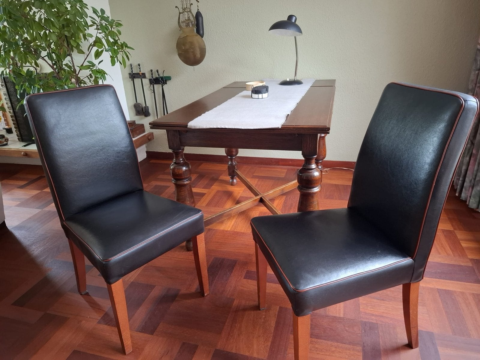 Uitschuifbare eetkamertafel met 2 kunstleren stoelen, Ophalen, Gebruikt, 50 tot 100 cm, 150 tot 200 cm