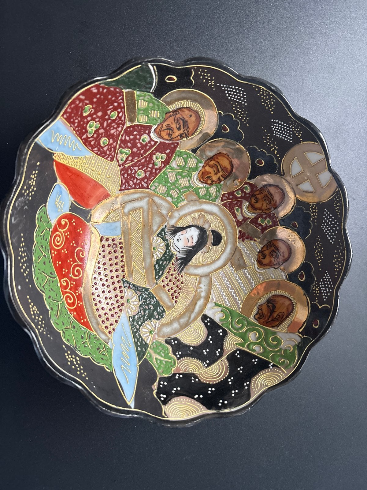 Japanse Satsuma schaal – Kannon en rakan – ca. 1920–19, Ophalen of Verzenden