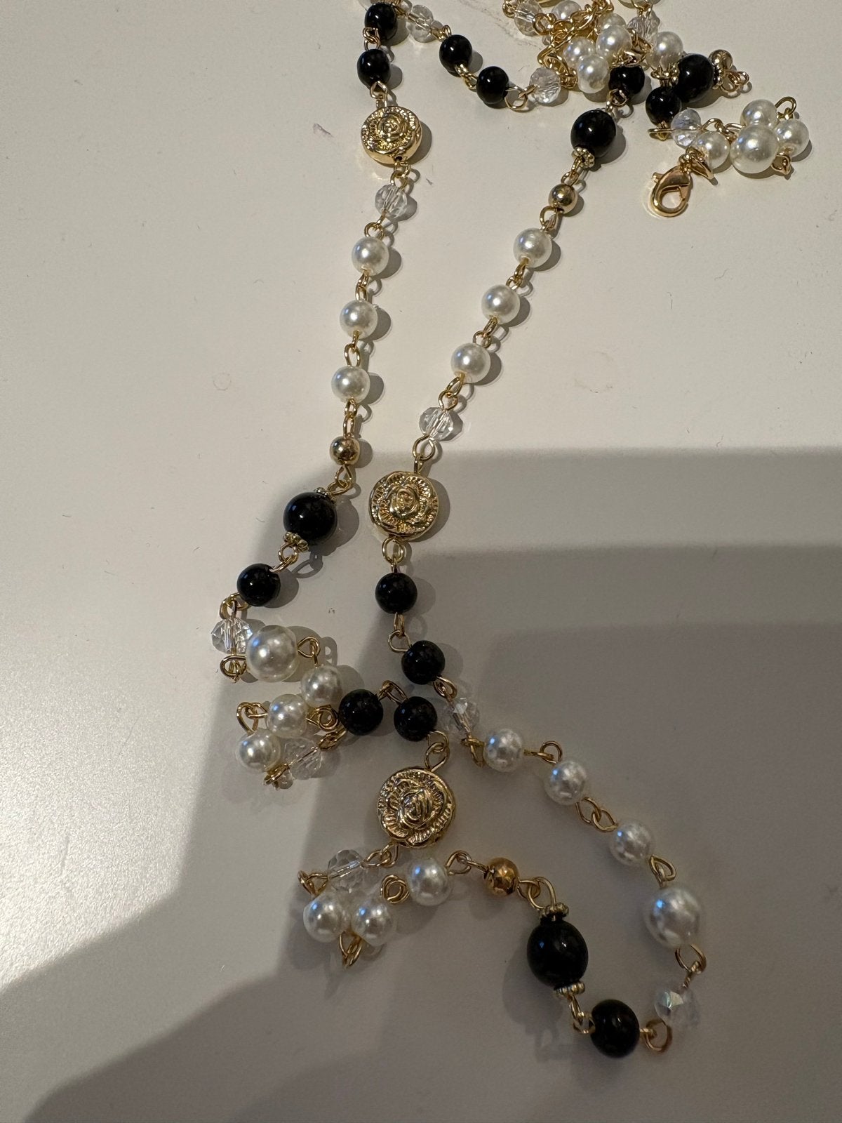 Lange ketting met parels en gouden details, Overige kleuren, Ophalen of Verzenden, Zo goed als nieuw, Overige materialen