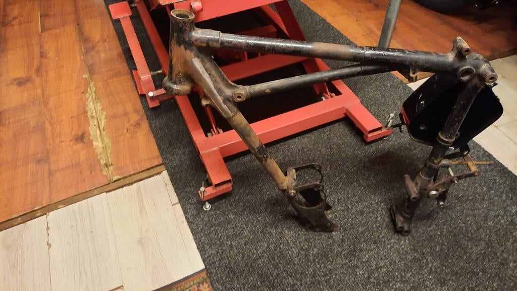 Triumph pre unit frame +tank, Motoren, Ophalen of Verzenden