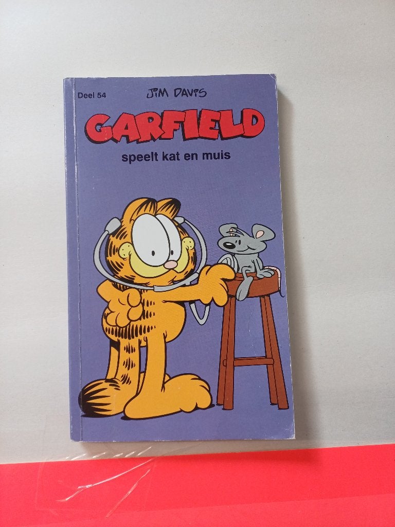 Pocket - Jim Davis - Deel 54 Garfield Speelt kat en muis, Boeken, Eén comic, Ophalen of Verzenden, Gelezen, Amerika