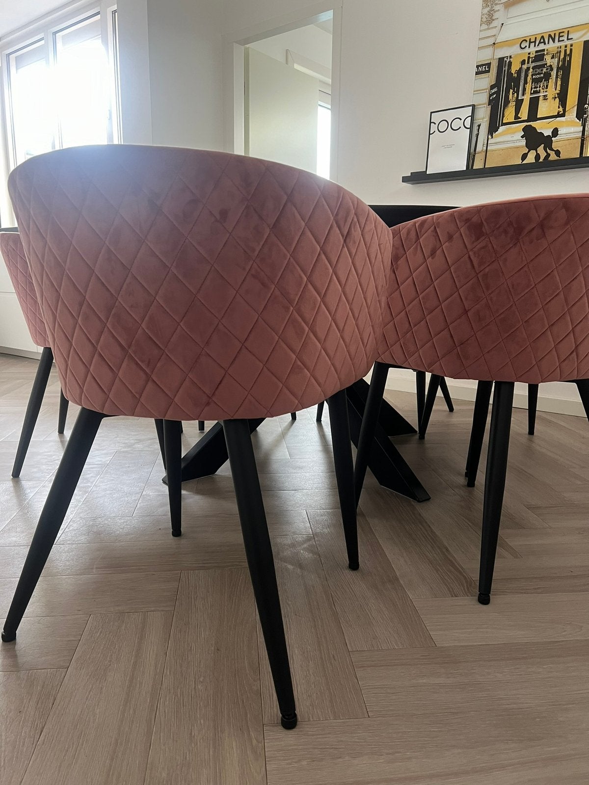 Foto 5 van Ronde zwarte eettafel mangohout met 5 oudroze kuipstoelen