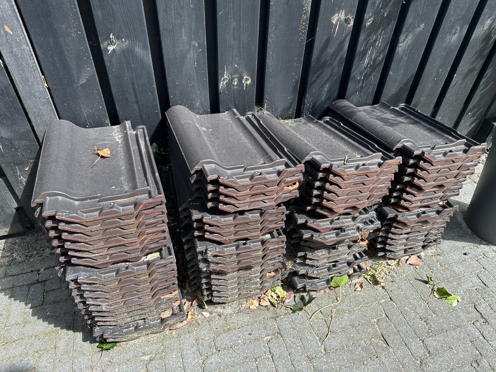Zwarte keramische dakpannen, Doe-het-zelf en Verbouw, Dakpannen en Dakbedekking, Ophalen, Steen of Klei, Zwart, Zo goed als nieuw