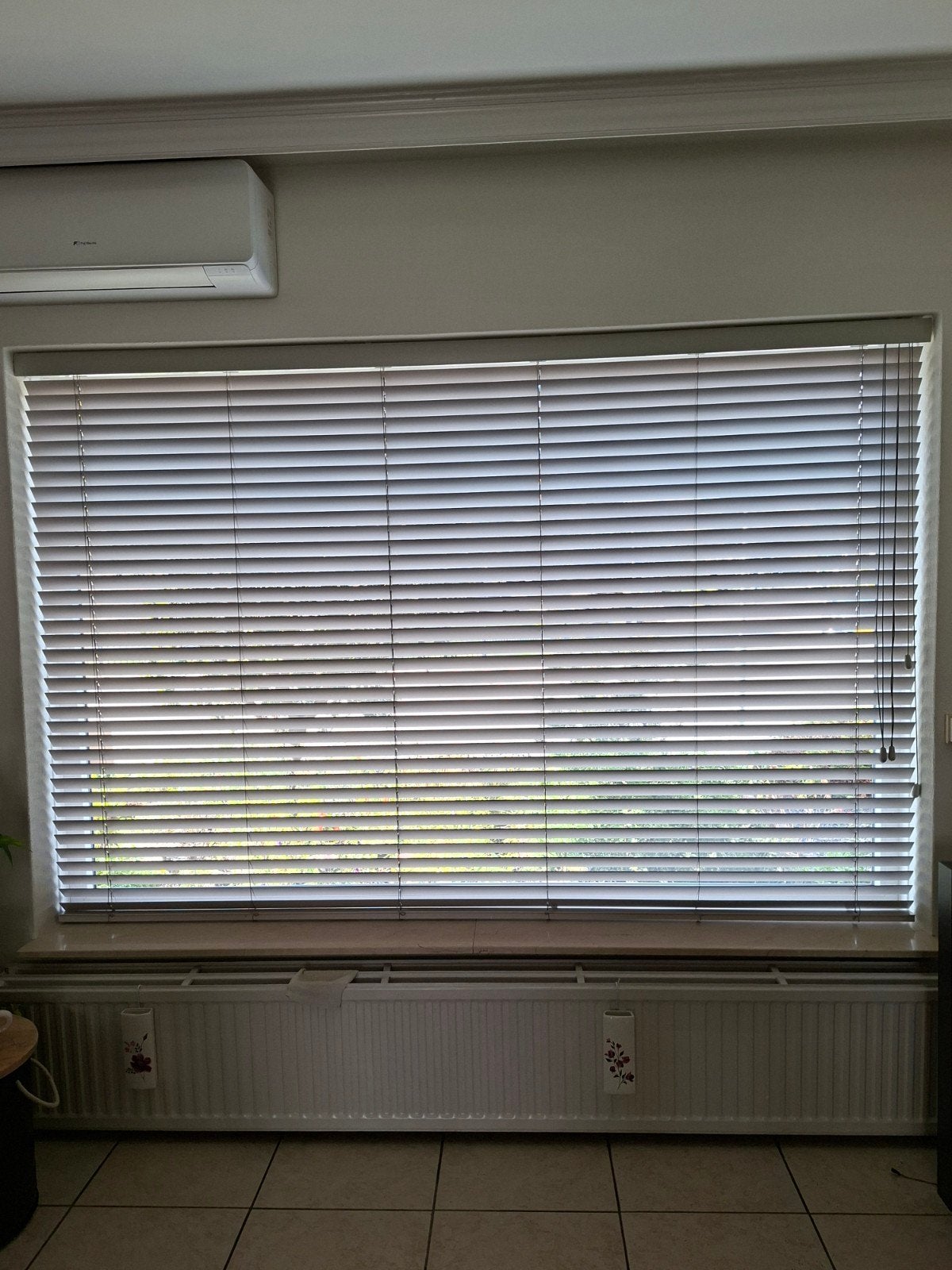 Zachtgrijze houten jaloezie. Maat 1.64 m hoog en 2.45m breed, Jaloezie, Gebruikt, Hout, Lichtdoorlatend