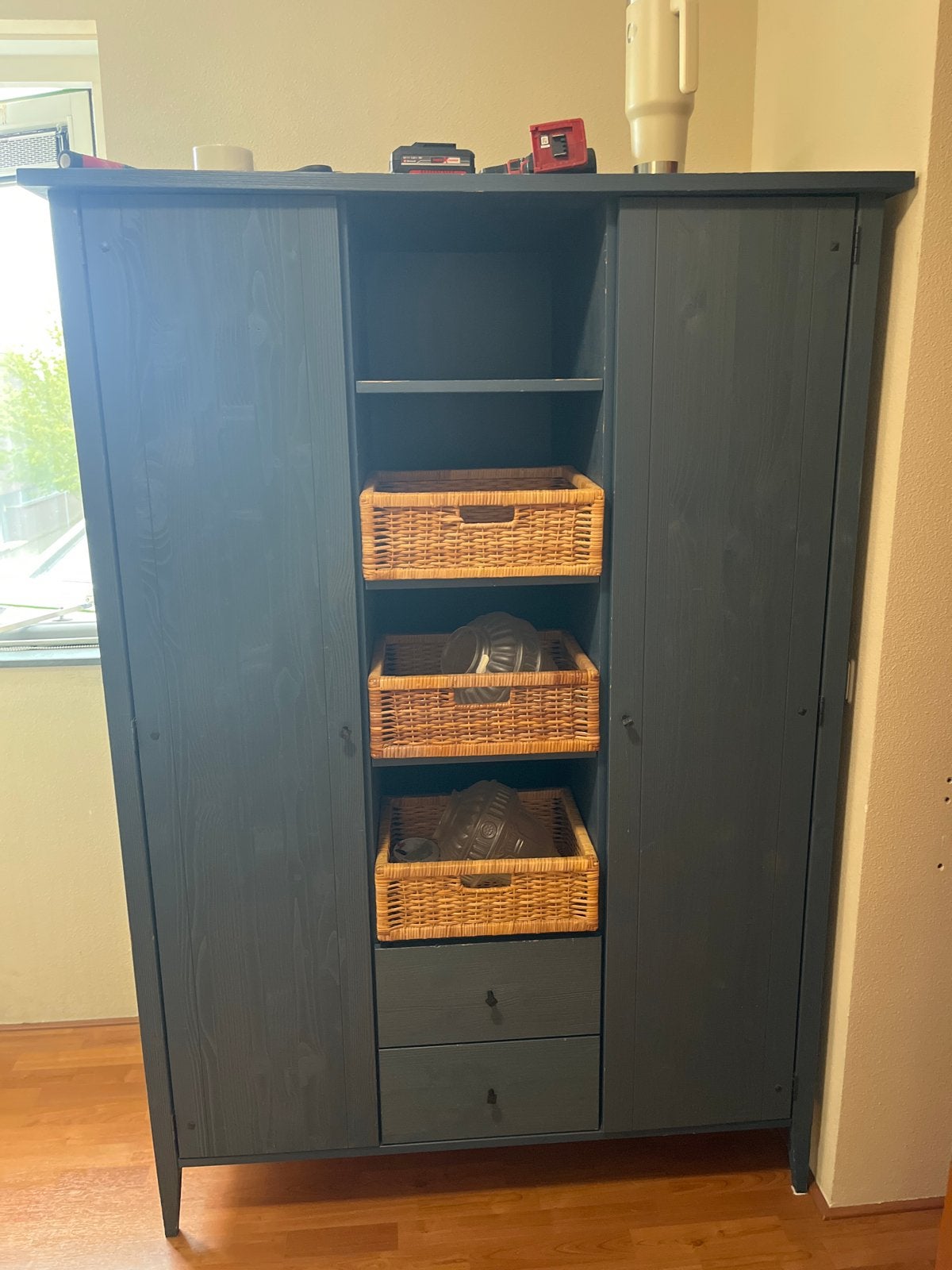 Donkerblauwe kledingkast met lades en hangruimte, Ophalen, Gebruikt, 100 tot 150 cm, Met lade(s)