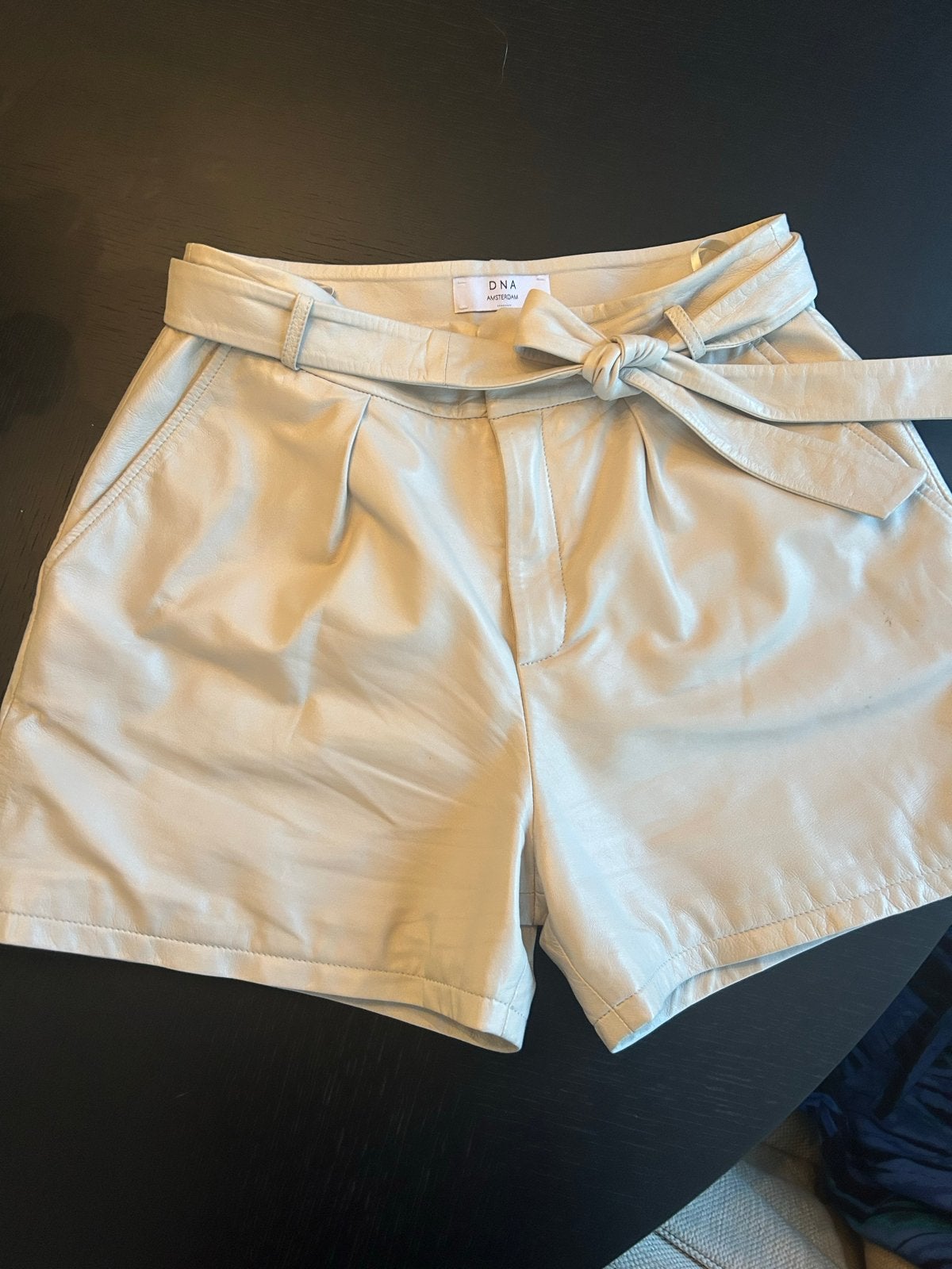 DNA Amsterdam Leren Short - Crème - Maat S, Kleding | Dames, Kort, Beige, Ophalen of Verzenden, Zo goed als nieuw