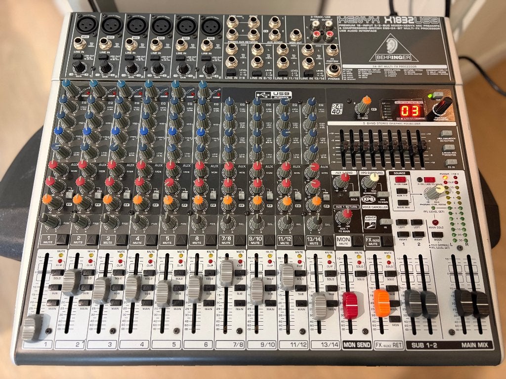Behringer Xenyx X1832 mengtafel + Eurolive B210D speakers, Ophalen, Gebruikt, 10 tot 20 kanalen, Microfooningang