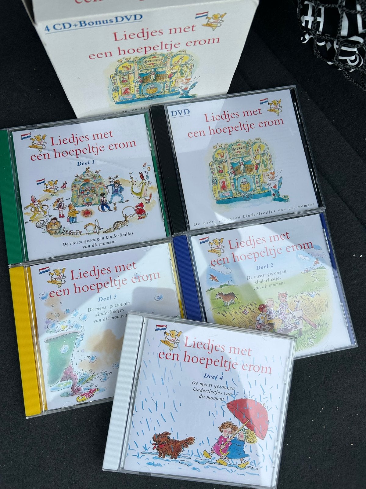 Liedjes met een hoepeltje erom - 4 CD + Bonus DVD Boxset, Cd's en Dvd's, Cd's | Kinderen en Jeugd, 6 tot 9 jaar, Boxset, Ophalen of Verzenden