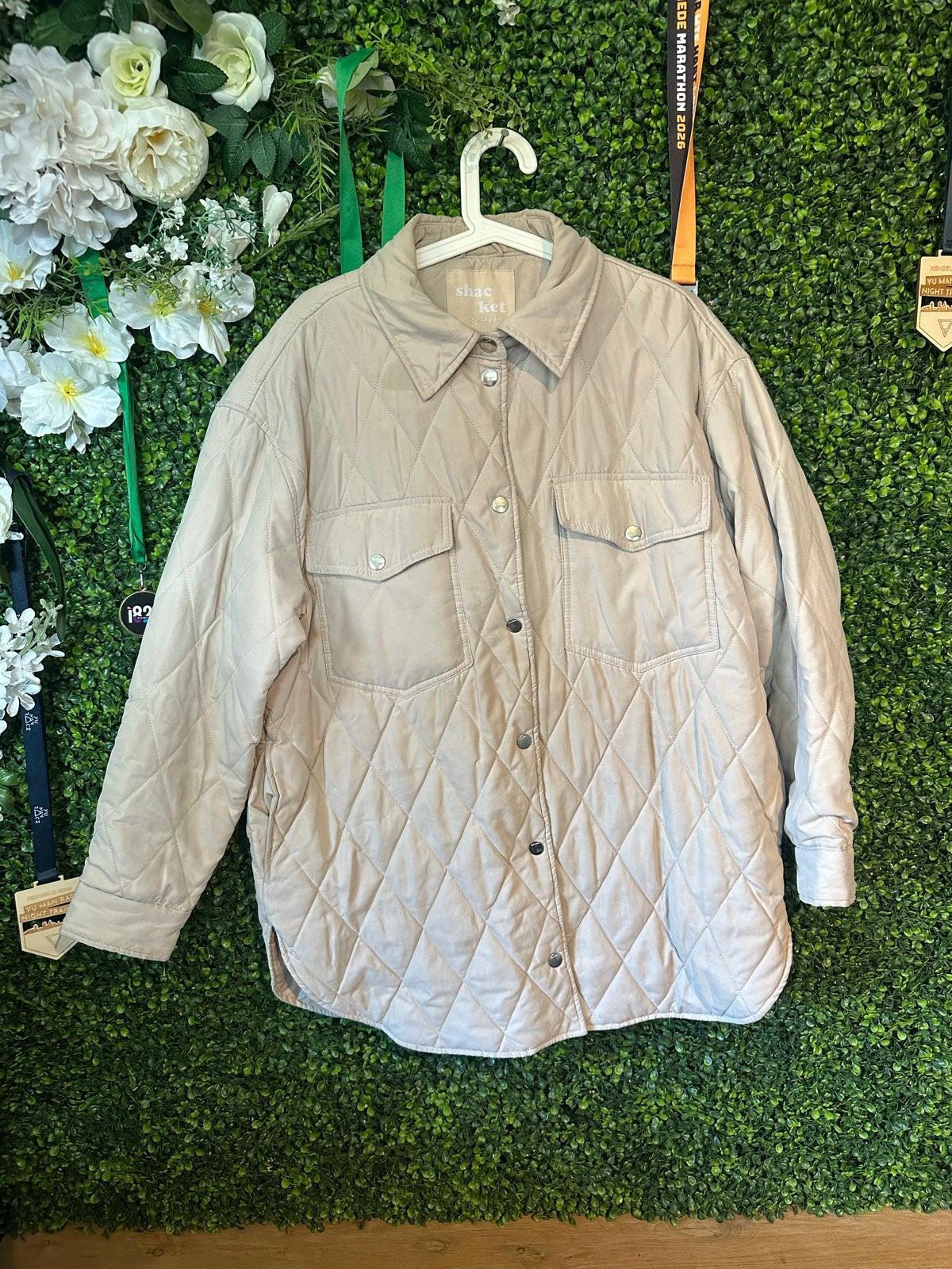 Amisu Shacket jasje - Beige doorgestikt - Maat 40, Ophalen of Verzenden, Zo goed als nieuw, Maat 38/40 (M), Beige