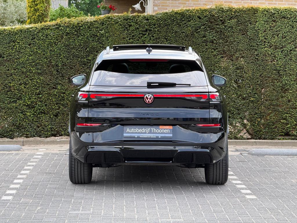 Volkswagen T-Roc 1.5 eTsi R-Line Trekhaak | Pano | 20", Auto's, 4 cilinders, Alcantara, Zwart, Adaptive Cruise Control