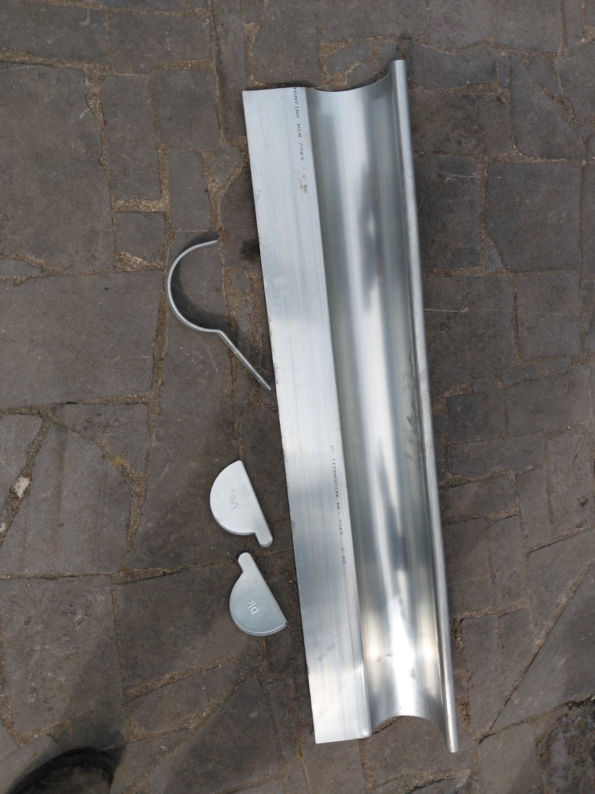 nieuw: 6 meter zinken goot +13 goothaken