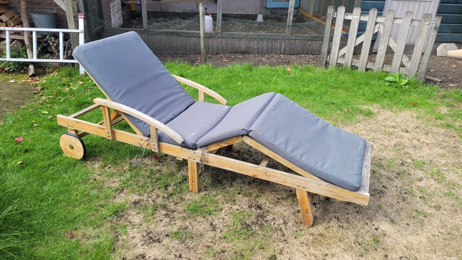 Teakhouten ligbed met matras, Ophalen of Verzenden, Gebruikt, Hout, Verstelbaar